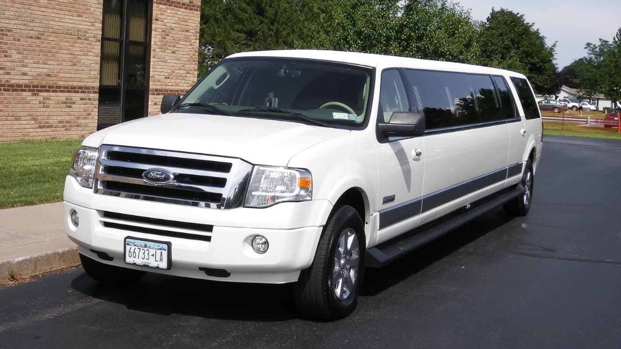 Luxury limo Vancouver airport by Time Limousine